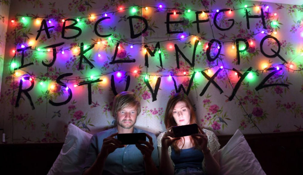 นอนแอ้งแม้งดูซีรีส์ที่คุณรักในโรงแรมป๊อปอัพแห่งแรกของ Netflix THE