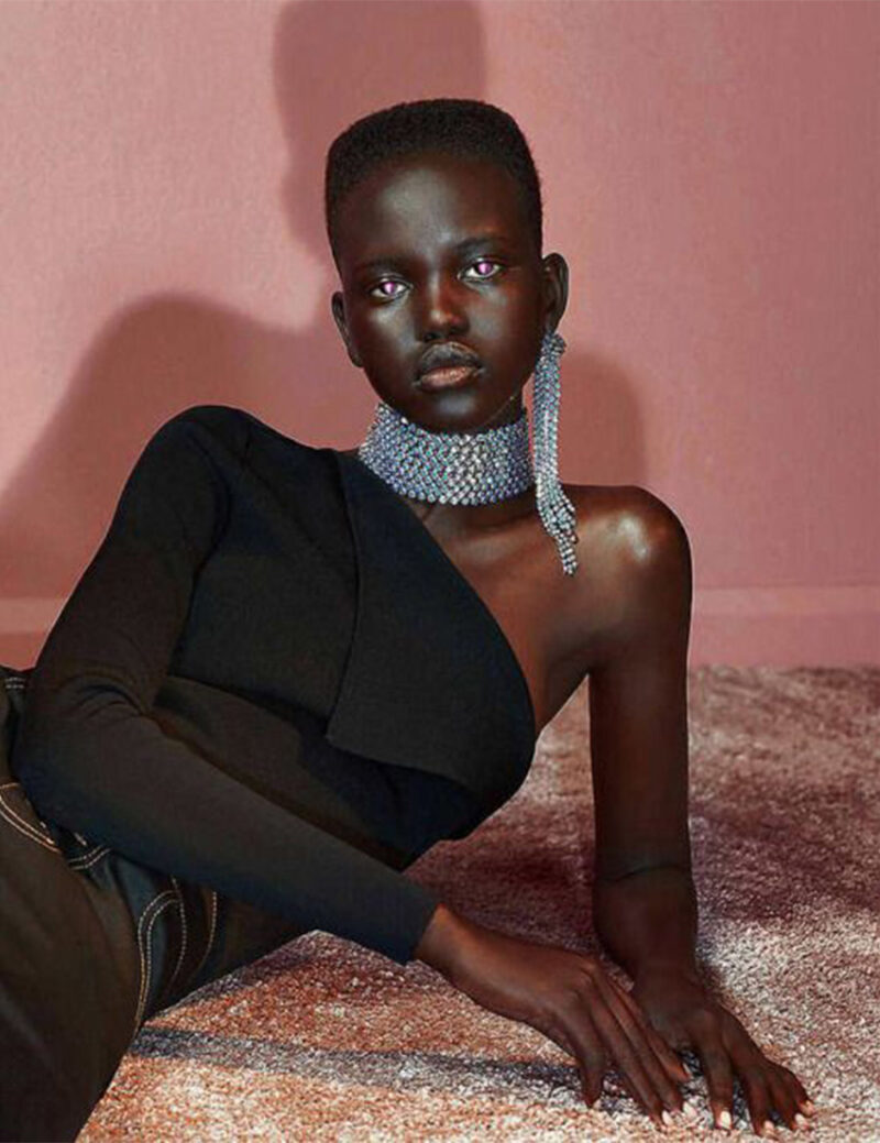 Adut Akech นางแบบผู้ลี้ภัยที่ให้นิยามความงามแบบใหม่ในวงการแฟชั่น – THE