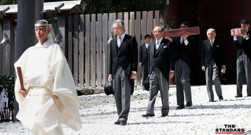Emperor performs ritual to report abdication to Shinto gods