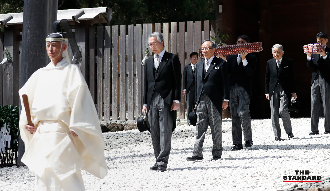Emperor performs ritual to report abdication to Shinto gods