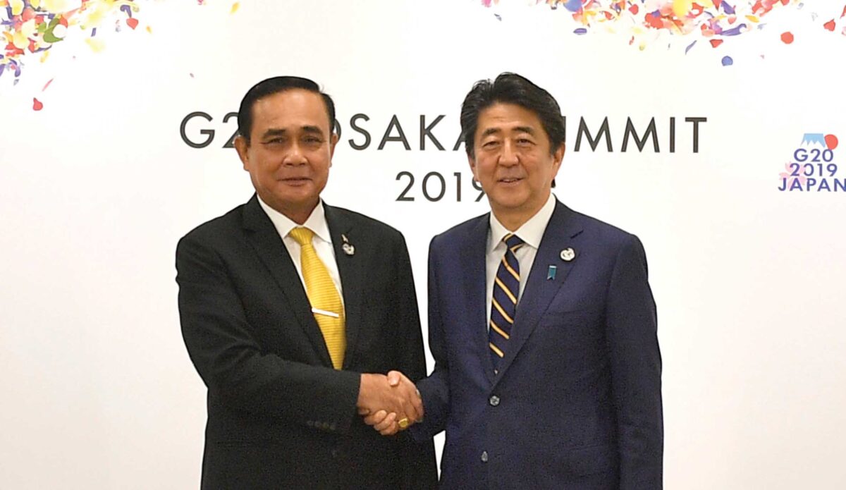 首相は日本の首相と二国間協議を行い、タイの政治の安定に自信を与えるよう求めた。 あらゆるレベルでの緊密な協力の準備ができています
