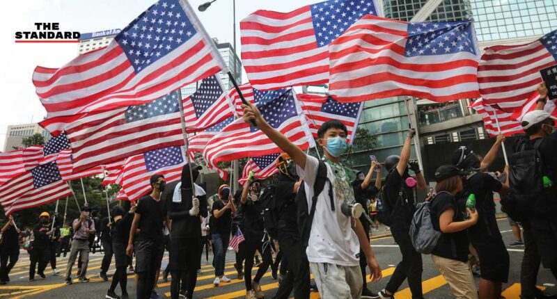 ผู้ชมนุมในฮ่องกงโบกธงสหรัฐฯ