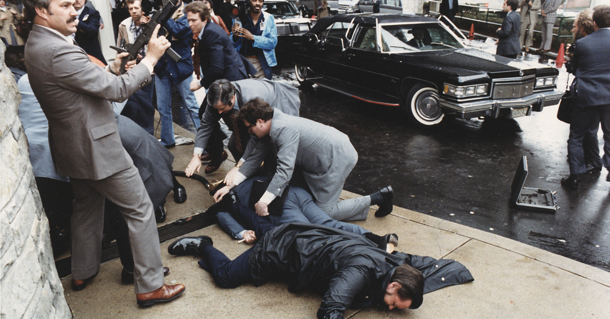30 MAR 1981 - โรนัลด์ เรแกน ถูกลอบยิง แต่รอดชีวิต