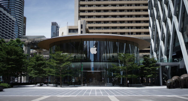 ทิม คุก ต้อนรับลูกค้าชาวไทย เปิด 'Apple Central World' วันแรก