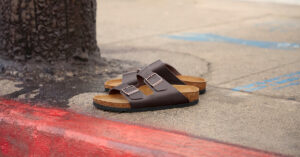 รองเท้า Birkenstock รุ่น Arizona กลายเป็นสินค้ามาแรงที่สุดประจำไตรมาสที่ 2 ของ ​Lyst