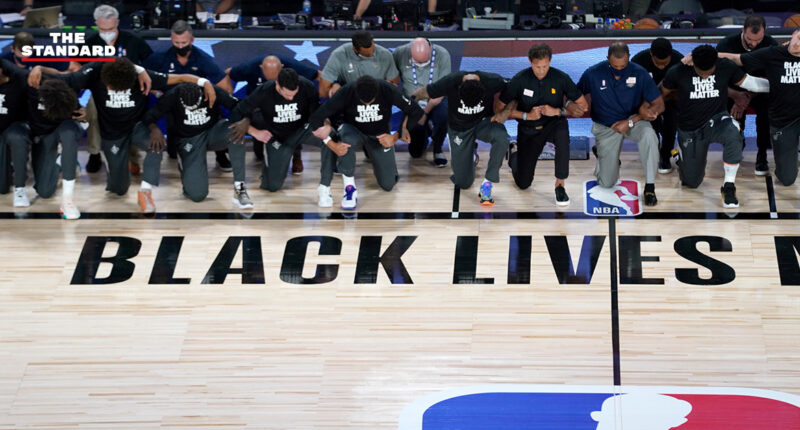 นักบาสเกตบอล NBA ร่วมแสดงจุดยืนต่อต้านการเหยียดสีผิวด้วยการคุกเข่าก่อนแข่ง