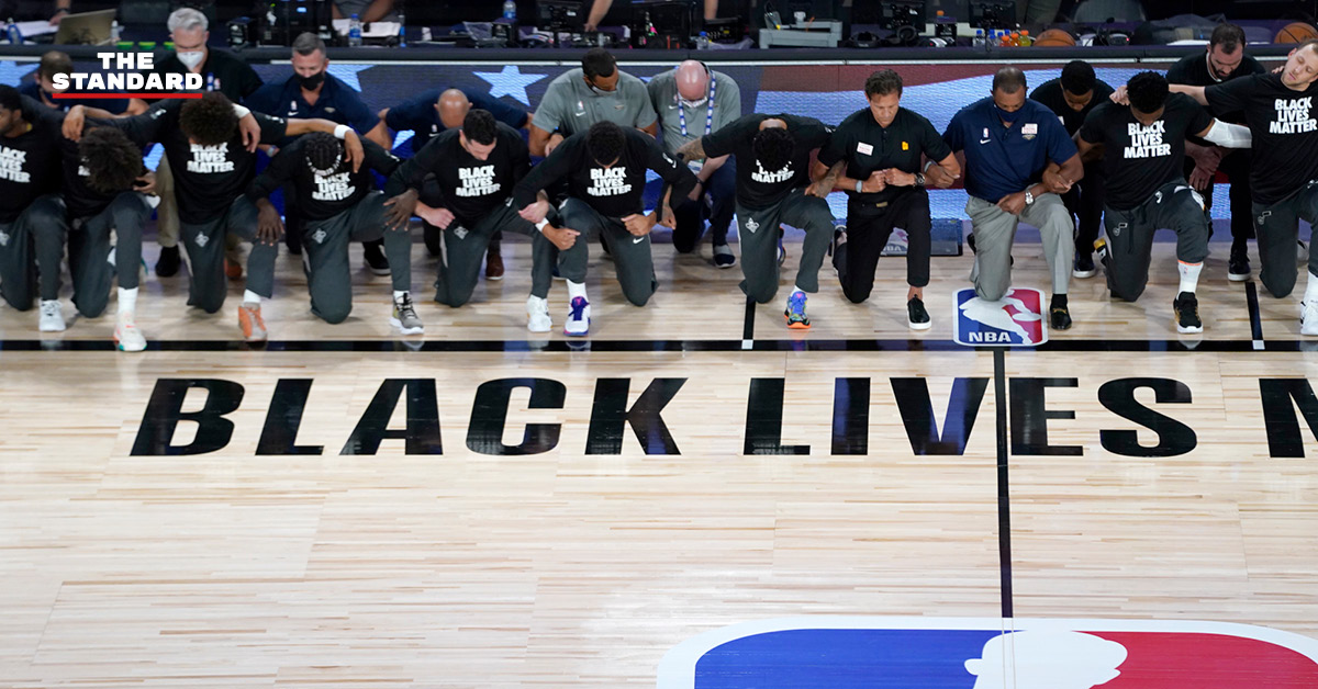 นักบาสเกตบอล NBA ร่วมแสดงจุดยืนต่อต้านการเหยียดสีผิวด้วยการคุกเข่าก่อนแข่ง