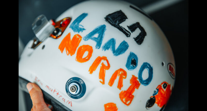 แลนโด นอร์ริส เผย หมวกพิเศษจากเด็ก 6 ขวบ ใช้แข่ง F1 บริติช กรังด์ปรีซ์