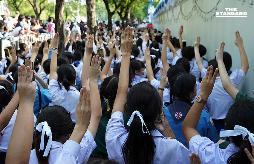 เด็กนักเรียนผูกโบว์ขาว ชูสามนิ้ว ประท้วงรัฐบาล