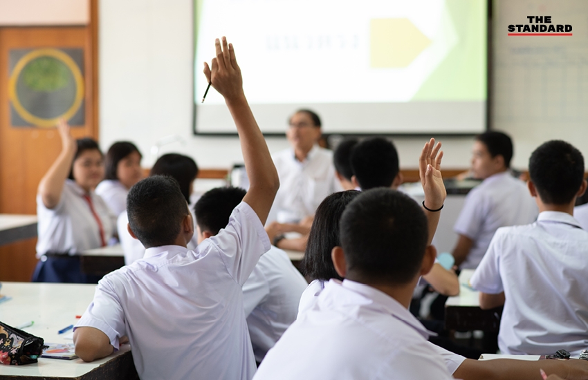 ระบบการศึกษาไทย เด็กไทย โรงเรียนไทย ยกมือตอบคำถาม นักเรียนไทย ห้องเรียน