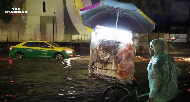 น้ำท่วมขัง ฝนตกหนัก รถขายปลาหมึก