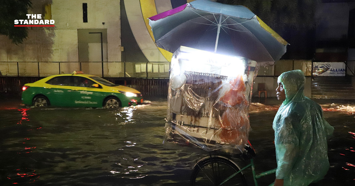 น้ำท่วมขัง ฝนตกหนัก รถขายปลาหมึก