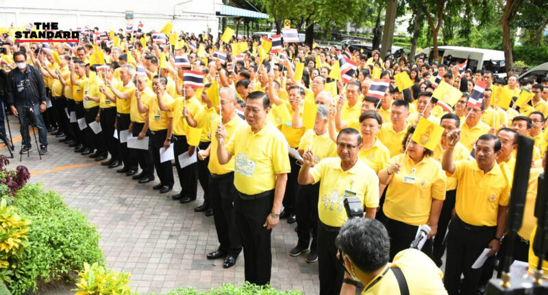 พรเพชร นำ ส.ว. และข้าราชการแสดงจุดยืนปกป้องสถาบันฯ ร้องเพลง อยู่อย่างจงรัก ตายอย่างภักดี