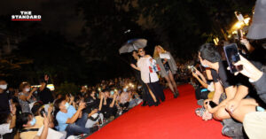 กลุ่ม ‘ราษฎร’ รวมตัวหน้าวัดแขก สีลม เดินพรมแดง ชมงานอาร์ต ‘ศิลปะราษฎร’