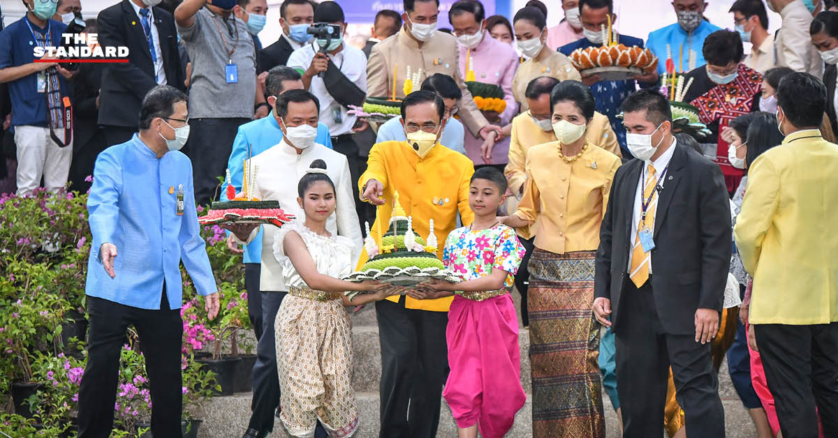 นายกรัฐมนตรีและภริยา ร่วมลอยกระทงวิถีใหม่ สืบสานวัฒนธรรมไทย