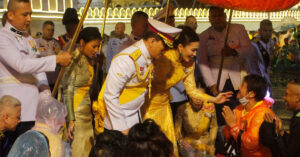 ในหลวง พระราชินี ทรงพระดำเนินทักทายพสกนิกร เฝ้าฯ รับเสด็จ