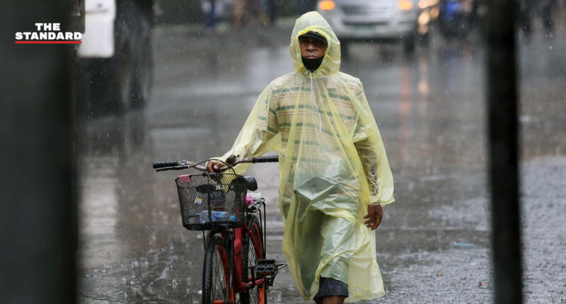 ฝนตก น้ำท่วม เสื้อกันฝนสีเหลือง จักรยาน