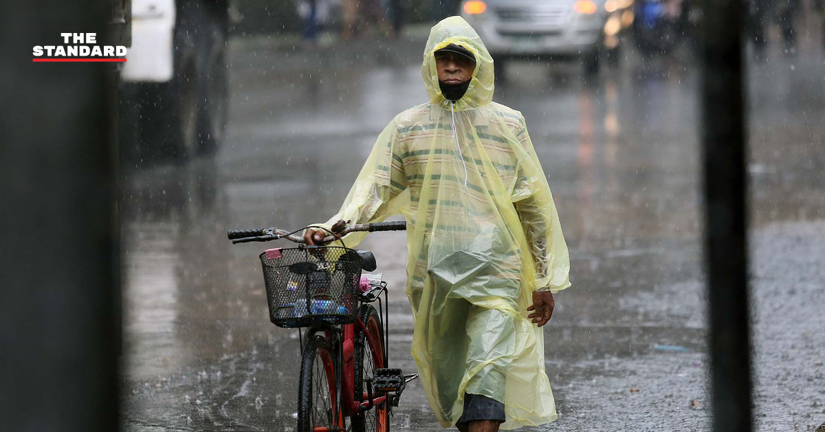 ฝนตก น้ำท่วม เสื้อกันฝนสีเหลือง จักรยาน