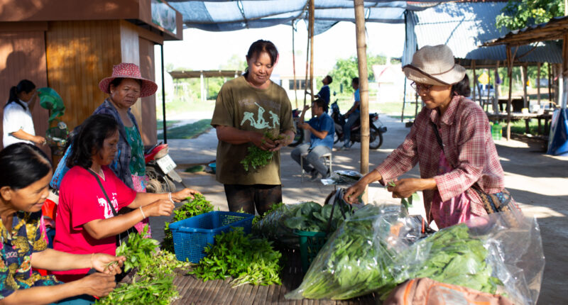 พระราชดำริค้ำจุนสังคม 6 องค์กรประยุกต์ใช้รับวิกฤตเศรษฐกิจที่คนไทย 3.6 ล้านคนอยู่ในสภาพตกงาน