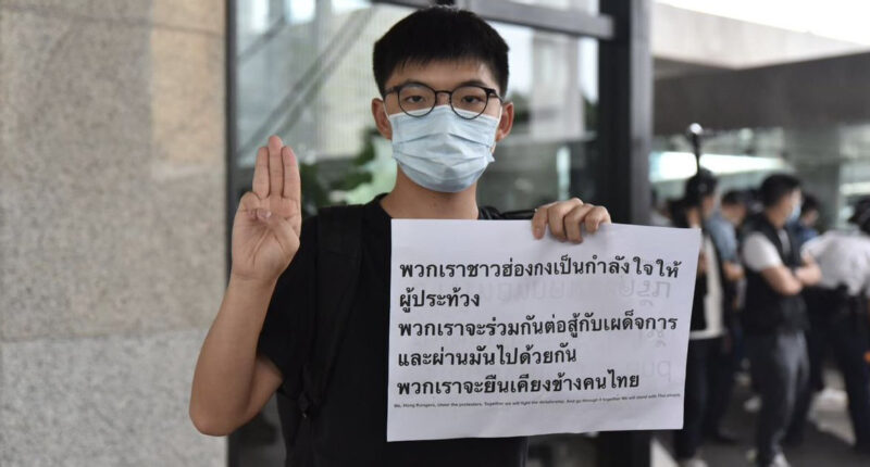 โจชัว หว่อง ร่วมต่อสู้เผด็จการ ชุมนุมหน้าสถานกงสุลในฮ่องกง ทวีตข้อความให้กำลังใจชาวไทย