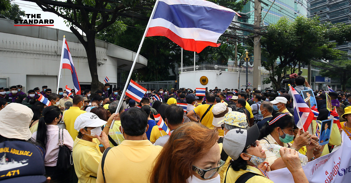 ทนายนกเขานำมวลชนยื่นหนังสือต่อทูตเยอรมนี ชี้ประเทศไทยเป็นหนึ่งเดียว แบ่งแยกไม่ได้ ขอผู้อยู่เบื้องหลังการชุมนุมนักศึกษาเผยตัว