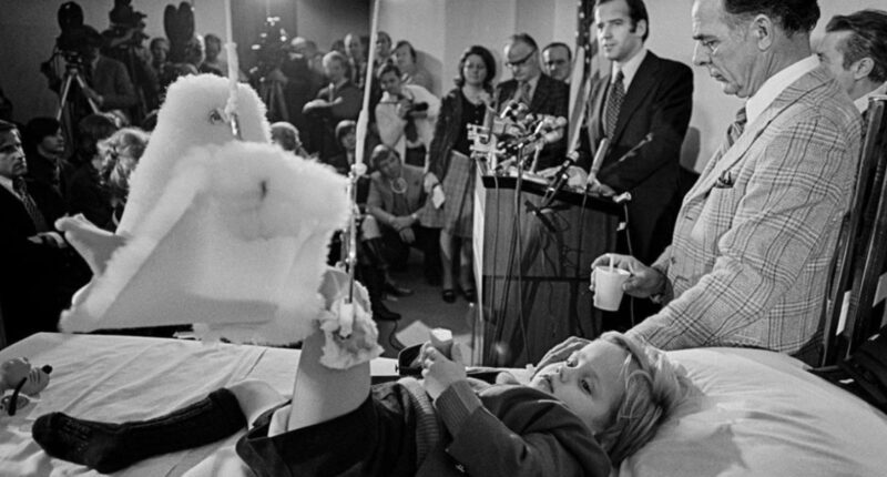 Joe Biden ตอนปฏิญาณตนเป็นสมาชิกวุฒิสภาข้างเตียงลูกชายวัย 4 ขวบหลังอุบัติเหตุเมื่อปี 1973