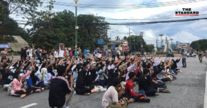 นักเรียน-นักศึกษาร่วม #ม็อบ25ตุลา ที่วงเวียนนกสันติภาพ จังหวัดนราธิวาส