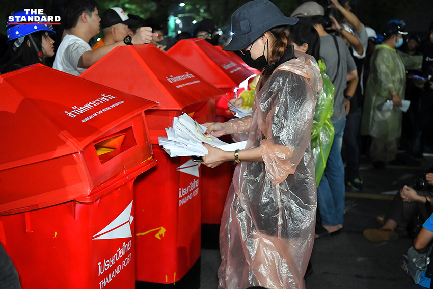 หลังอ่านแถลงการณ์ของราษฎรเสร็จสิ้น ตัวแทนกลุ่มราษฎรประกาศให้มวลชนนำจดหมายที่เขียนไว้มาหย่อนที่ตู้ไปรษณีย์ จากนั้นจึงประกาศยุติการชุมนุม ให้มวลชนแยกย้ายกลับบ้าน โดยทิ้งท้ายว่าจะประกาศการเคลื่อนไหวเพื่อติดตามจดหมายที่ส่งไปอีกครั้ง ให้มวลชนรอติดตา