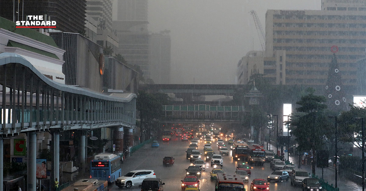 ฝนถล่มแยกราชประสงค์ ขณะที่การชุมนุมนักเรียนเลวขยับสถานที่ไปใต้บีทีเอสสยาม