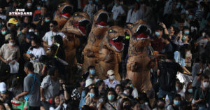 กลุ่มนักเรียนเลวเริ่มกิจกรรม ‘บ๊ายบายไดโนเสาร์’ ที่ใต้สถานีรถไฟฟ้าสยาม หลังย้ายสถานที่เนื่องจากฝนตก