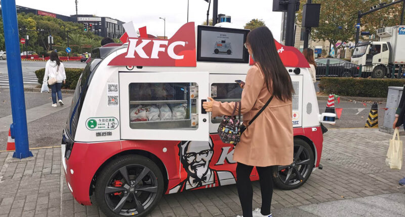 ซื้อไก่ทอดแบบล้ำๆ! KFC ในจีน เริ่มทดลองขายสินค้าด้วย ‘รถไร้คนขับ’ ควบคุมด้วย 5G