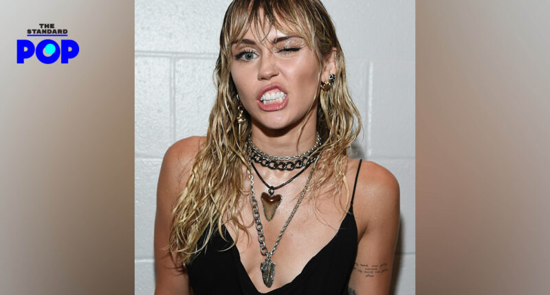 Miley Cyrus ออกมาเปิดเผยว่าเธอกลับมาใช้ชีวิตอย่างมีสติได้ 2 สัปดาห์แล้ว หลังเผลอกลับไปดื่มเหล้าอีกครั้งในช่วงที่ต้องกักตัว