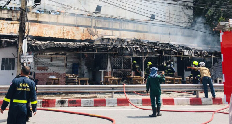 ไฟไหม้ร้านอาหารห้าแยกลาดพร้าว ล่าสุดเพลิงสงบแล้ว