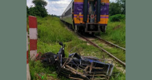 รถไฟด่วนพิเศษ กรุงเทพฯ-สุไหงโก-ลก พุ่งชนรถจักรยานยนต์พ่วงข้าง เสียชีวิต 3 ราย