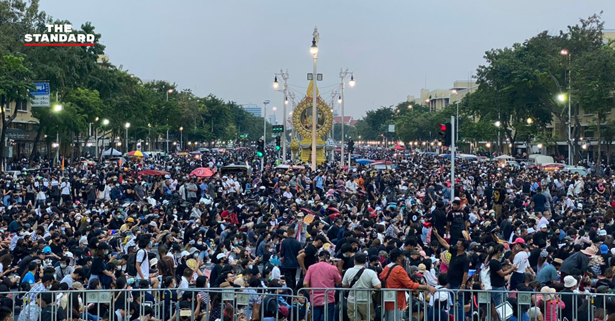 กลุ่มราษฎรเตรียมเคลื่อนขบวนจากอนุสาวรีย์ประชาธิปไตยไปสำนักพระราชวัง ณ พระบรมมหาราชวัง เพื่อทำกิจกรรมราษฎรสาส์น