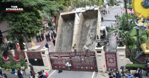 เจ้าหน้าที่นำรถบรรทุกจอดขวางทางเข้า สตช. พร้อมขึงลวดหนามหีบเพลงโดยรอบ