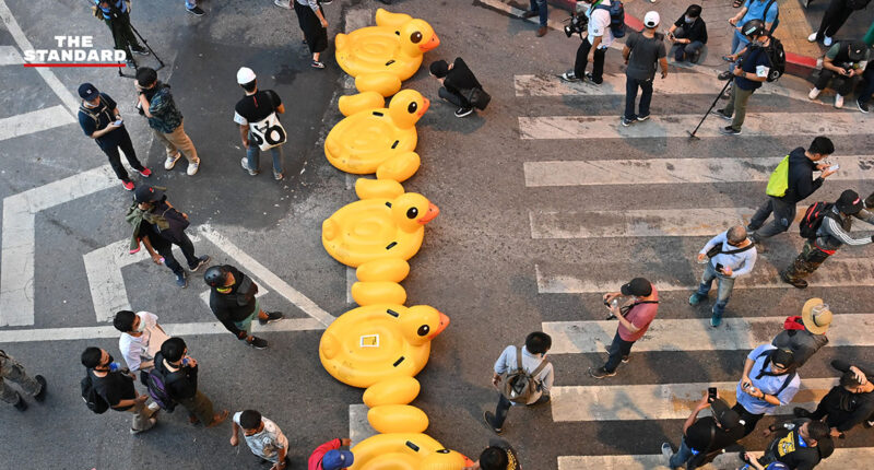‘เป็ดยางสีเหลือง’ สัญลักษณ์ใหม่ใน #ม็อบ18พฤศจิกา ที่กลายเป็นขวัญใจมวลชน