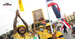 กลุ่มเสื้อเหลืองข้ามฟากมาเกาะกลางระหว่างพื้นที่ชุมนุมกลุ่มราษฎร-ศปปส.