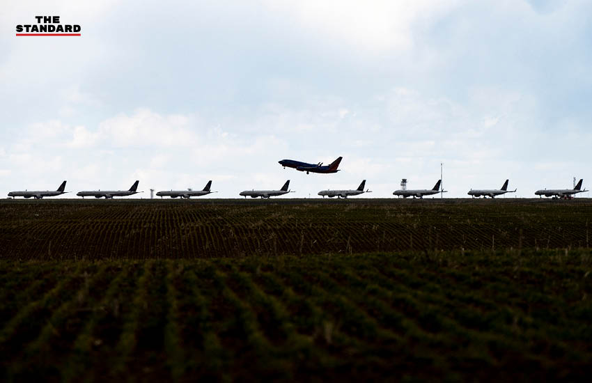 เครื่องบินสายการบิน Southwest Airlines บินขึ้นจากรันเวย์ ในขณะที่เครื่องบินหลายลำของสายการบิน United Airlines