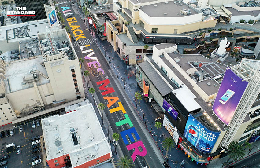 ภาพมุมสูงของถนน Hollywood Boulevard ถ่ายเมื่อ 13 มิถุนายน ซึ่งเพนต์เป็นข้อความ ‘All Black Lives Matter’ ใกล้กับโรงละคร TCL Chinese and Dolby ในเมืองลอสแอนเจลิส