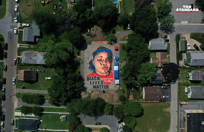 ภาพถ่ายทางอากาศจากโดรนเผยให้เห็นจิตรกรรมบนพื้นเป็นรูปใบหน้า บรีออนา เทย์เลอร์ พร้อมข้อความ ‘Black Lives Matter’ ในสวนสาธารณะเชมเบอร์ส เมืองแอนนาโพลิส