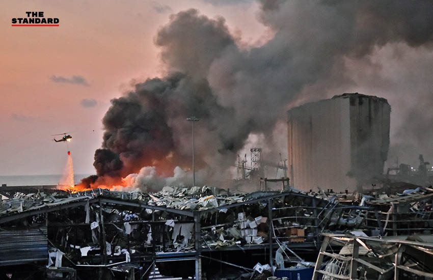 เฮลิคอปเตอร์เทน้ำดับไฟหลังเกิดเหตุระเบิดรุนแรงที่ท่าเรือในกรุงเบรุตของเลบานอน
