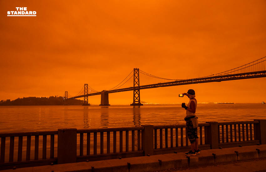 ภาพถ่ายเมื่อวันที่ 9 กันยายน เผยให้เห็นท้องฟ้าเป็นสีส้มเหนืออ่าวซานฟรานซิสโกและสะพานโกลเดนเกต สืบเนื่องจากไฟป่าที่เผาผลาญหลายพื้นที่ของรัฐแคลิฟอร์เนีย