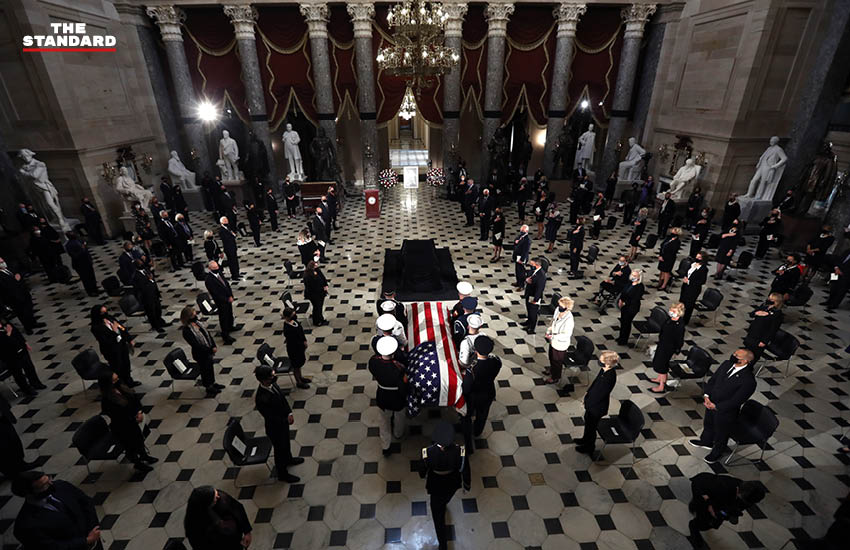 ทหารนำหีบศพของ รูธ เบเดอร์ กินส์เบิร์ก หนึ่งในคณะผู้พิพากษาศาลสูงสุดของสหรัฐฯ ซึ่งคลุมด้วยธงชาติ เข้าไปในห้องโถงของอาคารรัฐสภา หรือ U.S. Capitol ในกรุงวอชิงตัน ดี.ซี.