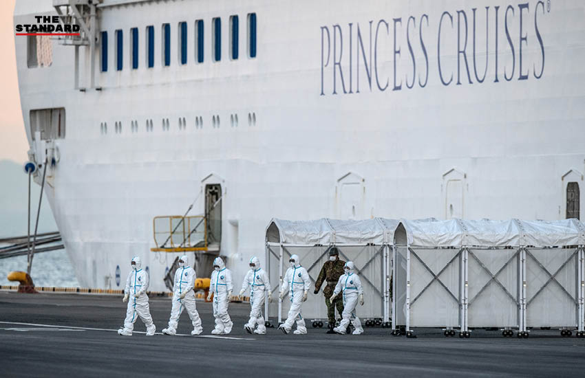 เจ้าหน้าที่หน่วยฉุกเฉินในชุดป้องกันการติดเชื้อเดินออกจากเรือสำราญ Diamond Princess ที่จอดเทียบท่า ณ ท่าเรือไดโกคุ เมืองโยโกฮามา ประเทศญี่ปุ่น