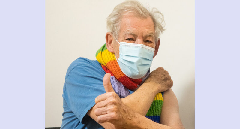 Ian McKellen เป็นหนึ่งในพลเมืองอังกฤษกลุ่มแรกที่ได้รับวัคซีนโควิด-19 จาก Pfizer