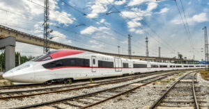 จีนเผยโฉมรถไฟสินค้าความเร็วสูงรุ่นแรกของโลก วิ่งถึง 350 กม./ชม. ออกแบบคล้าย ‘ปลาสเตอร์เจียนจีน’