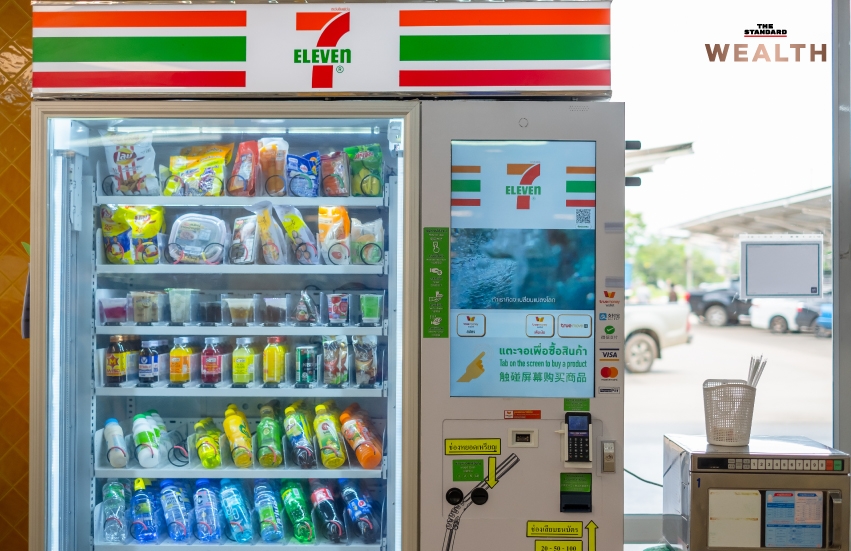 แถวล่างของตู้ 7-Eleven Vending Machine เริ่มถูกยึดด้วยน้ำดื่มวิตามิน