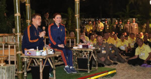 ในหลวง ร.10 - พระราชินี มีพระราชปฏิสันถารกับเยาวชนจิตอาสาอย่างใกล้ชิด