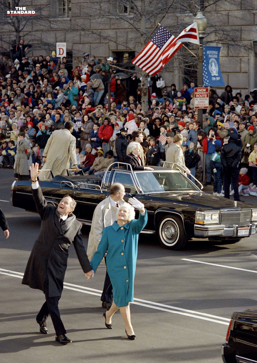จอร์จ เอช. ดับเบิลยู. บุช และบาร์บารา บุช ประธานาธิบดีและสตรีหมายเลขหนึ่งคนใหม่ของสหรัฐฯ โบกมือทักทายพลเมืองอเมริกัน ภายหลังพิธีสาบานตนเข้ารับตำแหน่งอย่างเป็นทางการ เมื่อวันที่ 20 มกราคม 1989